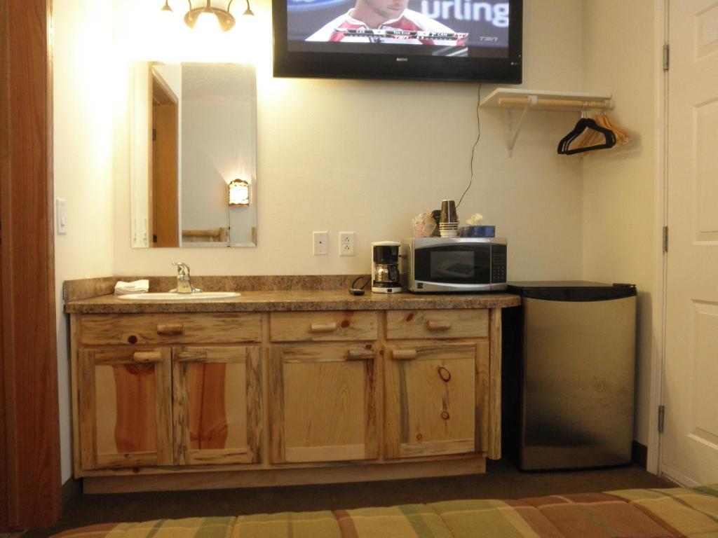 Bear'S Den Lodge Shaunavon Zimmer foto